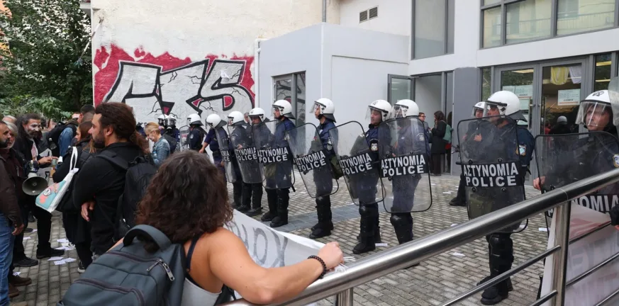 Χημικά και ένταση στο Μεταξουργείο: Επεισόδια στην κινητοποίηση εκπαιδευτικών για τις συγχωνεύσεις τμημάτων ΒΙΝΤΕΟ Χημικά και ένταση στο Μεταξουργείο: Επεισόδια στην κινητοποίηση εκπαιδευτικών για τις συγχωνεύσεις τμημάτων ΒΙΝΤΕΟ