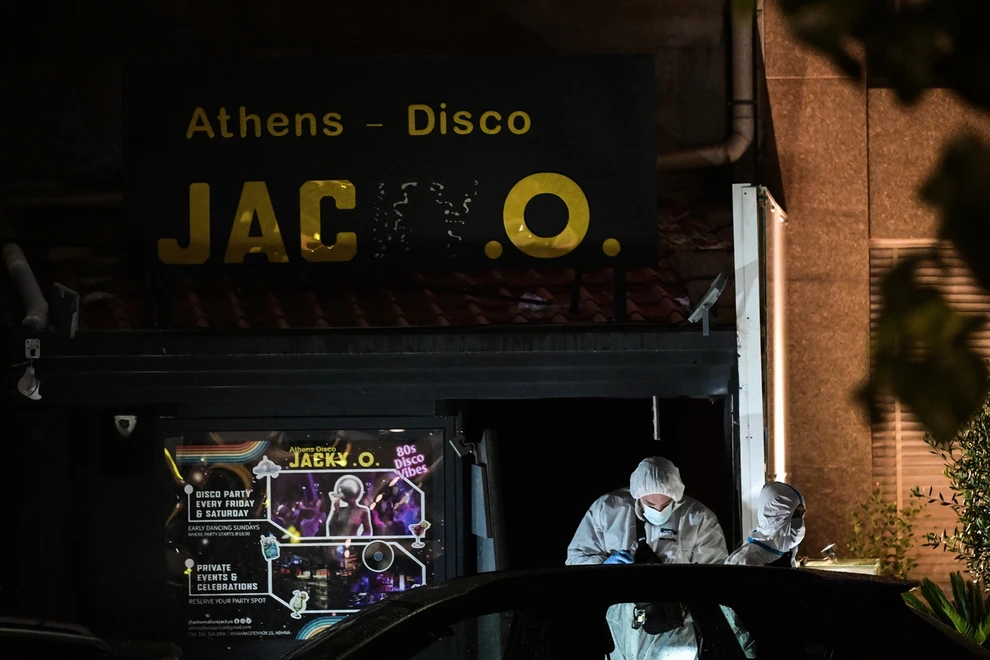 ΦΩΤΟ από την έκρηξη μεγάλης ισχύος σε ντίσκο στη Μιχαλακοπούλου, κατέρρευσε η πρόσοψη
