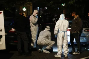 ΦΩΤΟ από την έκρηξη μεγάλης ισχύος σε ντίσκο στη Μιχαλακοπούλου, κατέρρευσε η πρόσοψη