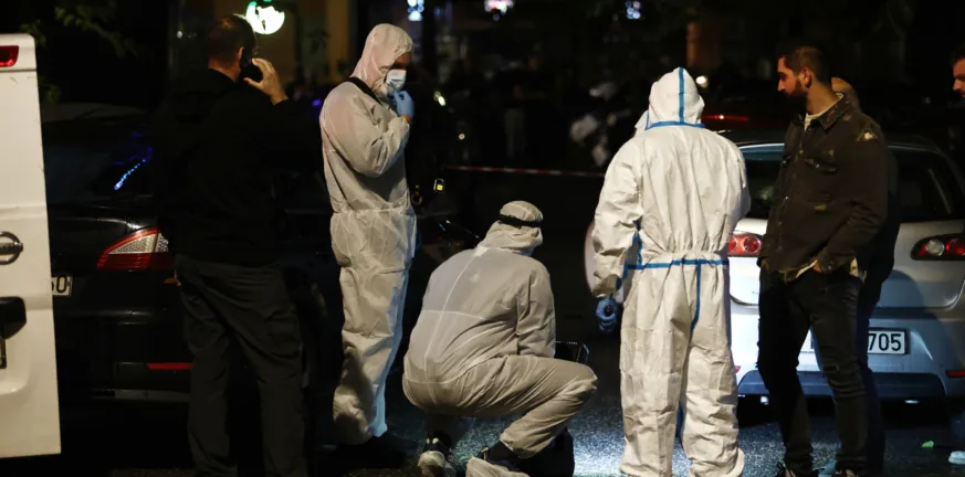 ΦΩΤΟ από την έκρηξη μεγάλης ισχύος σε ντίσκο στη Μιχαλακοπούλου, κατέρρευσε η πρόσοψη