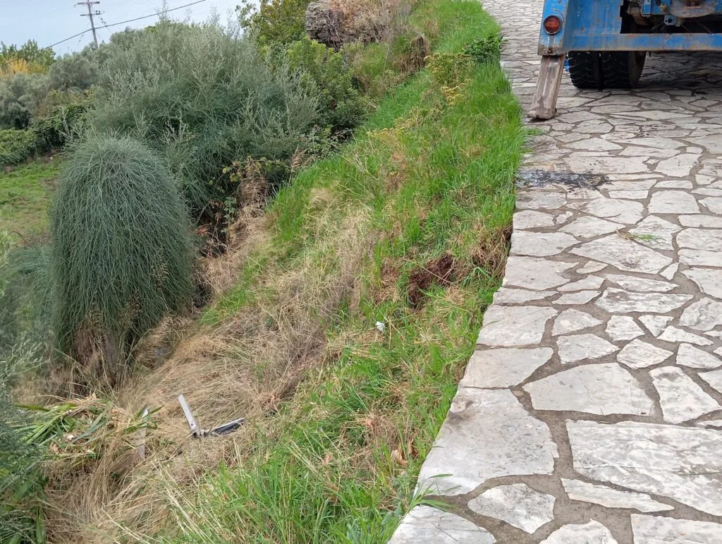 Όχημα του Δήμου Ναυπακτίας έπεσε σε γκρεμό, τύχη βουνό είχε ο οδηγός! ΦΩΤΟ