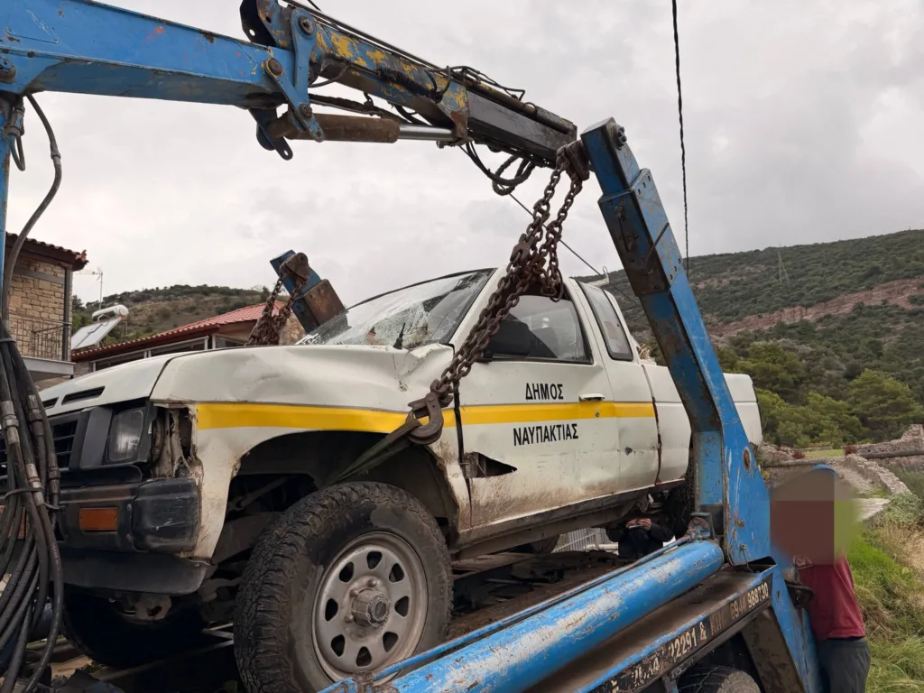 Όχημα του Δήμου Ναυπακτίας έπεσε σε γκρεμό, τύχη βουνό είχε ο οδηγός! ΦΩΤΟ