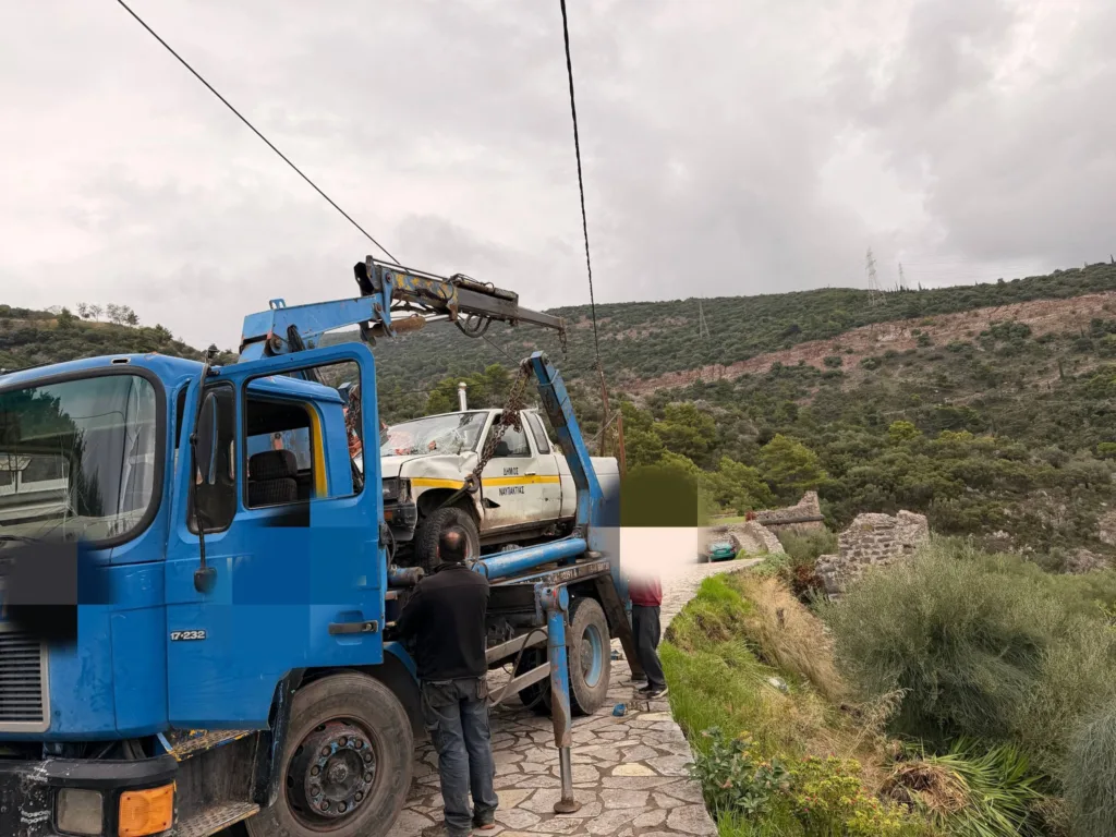 Όχημα του Δήμου Ναυπακτίας έπεσε σε γκρεμό, τύχη βουνό είχε ο οδηγός! ΦΩΤΟ