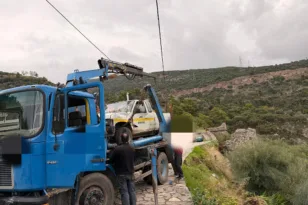 Όχημα του Δήμου Ναυπακτίας έπεσε σε γκρεμό, τύχη βουνό είχε ο οδηγός! ΦΩΤΟ