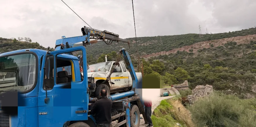 Όχημα του Δήμου Ναυπακτίας έπεσε σε γκρεμό, τύχη βουνό είχε ο οδηγός! ΦΩΤΟ Όχημα του Δήμου Ναυπακτίας έπεσε σε γκρεμό, τύχη βουνό είχε ο οδηγός! ΦΩΤΟ