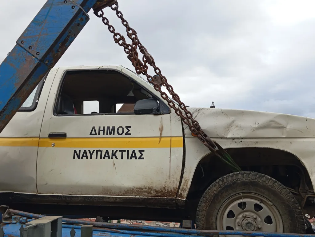 Όχημα του Δήμου Ναυπακτίας έπεσε σε γκρεμό, τύχη βουνό είχε ο οδηγός! ΦΩΤΟ