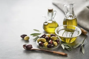 Ο βασικός λόγος που δεν πρέπει να αποθηκεύετε το ελαιόλαδο κάτω από τον νεροχύτη