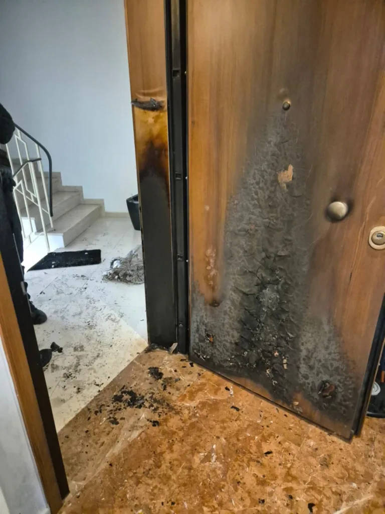 Επίθεση με μολότοφ στο γραφείο του υφυπουργού Χάρη Θεοχάρη: «Η Δημοκρατία μας δεν τρομοκρατείται», δηλώνει η ΝΔ ΦΩΤΟ Επίθεση με μολότοφ στο γραφείο του υφυπουργού Χάρη Θεοχάρη: «Η Δημοκρατία μας δεν τρομοκρατείται», δηλώνει η ΝΔ ΦΩΤΟ