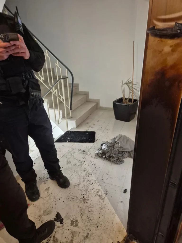 Επίθεση με μολότοφ στο γραφείο του υφυπουργού Χάρη Θεοχάρη: «Η Δημοκρατία μας δεν τρομοκρατείται», δηλώνει η ΝΔ ΦΩΤΟ Επίθεση με μολότοφ στο γραφείο του υφυπουργού Χάρη Θεοχάρη: «Η Δημοκρατία μας δεν τρομοκρατείται», δηλώνει η ΝΔ ΦΩΤΟ