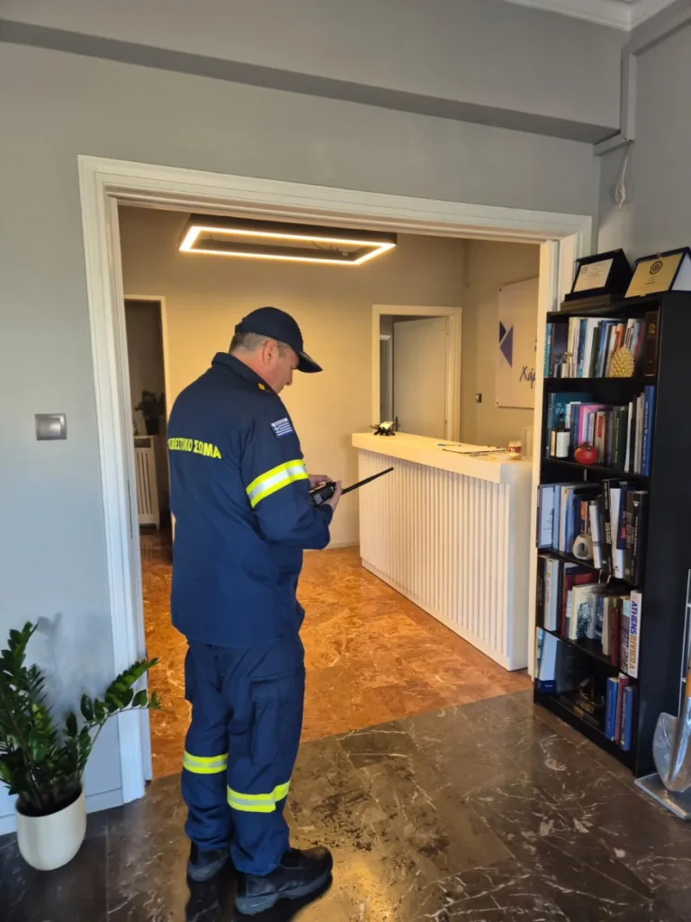 Επίθεση με μολότοφ στο γραφείο του υφυπουργού Χάρη Θεοχάρη: «Η Δημοκρατία μας δεν τρομοκρατείται», δηλώνει η ΝΔ ΦΩΤΟ Επίθεση με μολότοφ στο γραφείο του υφυπουργού Χάρη Θεοχάρη: «Η Δημοκρατία μας δεν τρομοκρατείται», δηλώνει η ΝΔ ΦΩΤΟ