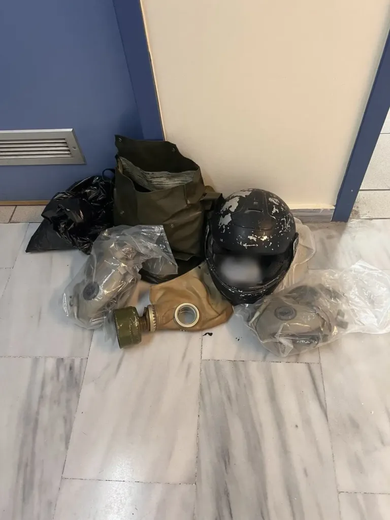Ευαγγελισμός Ηρακλείου: Σφυριά, κράνη και αντιασφυξιογόνες μάσκες βρήκε η ΕΛΑΣ στην κατάληψη ΦΩΤΟ Ευαγγελισμός Ηρακλείου: Σφυριά, κράνη και αντιασφυξιογόνες μάσκες βρήκε η ΕΛΑΣ στην κατάληψη ΦΩΤΟ