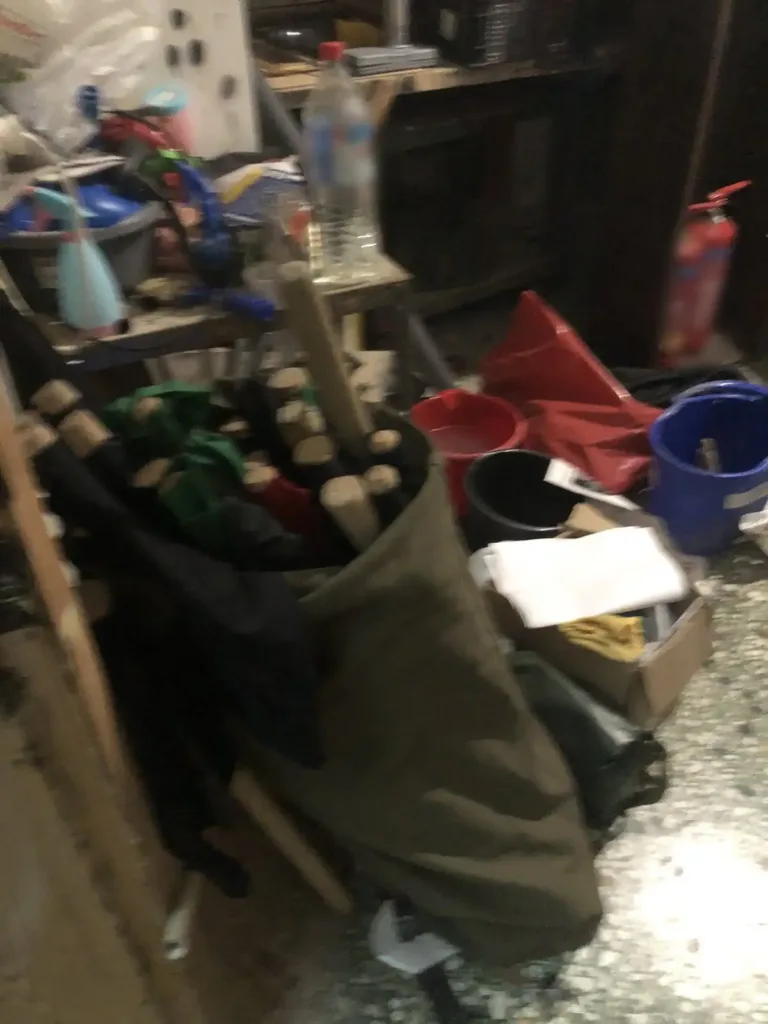 Ευαγγελισμός Ηρακλείου: Σφυριά, κράνη και αντιασφυξιογόνες μάσκες βρήκε η ΕΛΑΣ στην κατάληψη ΦΩΤΟ Ευαγγελισμός Ηρακλείου: Σφυριά, κράνη και αντιασφυξιογόνες μάσκες βρήκε η ΕΛΑΣ στην κατάληψη ΦΩΤΟ