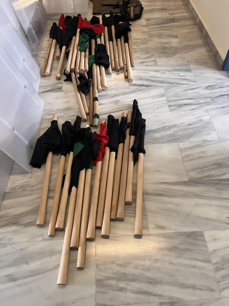 Ευαγγελισμός Ηρακλείου: Σφυριά, κράνη και αντιασφυξιογόνες μάσκες βρήκε η ΕΛΑΣ στην κατάληψη ΦΩΤΟ Ευαγγελισμός Ηρακλείου: Σφυριά, κράνη και αντιασφυξιογόνες μάσκες βρήκε η ΕΛΑΣ στην κατάληψη ΦΩΤΟ