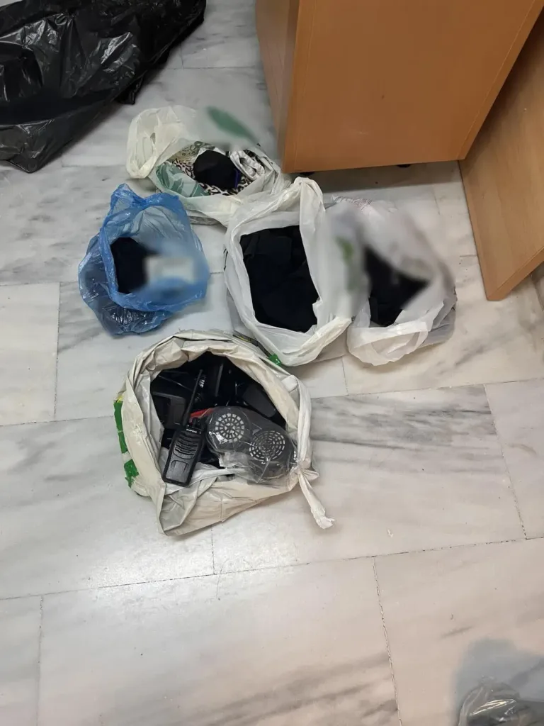 Ευαγγελισμός Ηρακλείου: Σφυριά, κράνη και αντιασφυξιογόνες μάσκες βρήκε η ΕΛΑΣ στην κατάληψη ΦΩΤΟ Ευαγγελισμός Ηρακλείου: Σφυριά, κράνη και αντιασφυξιογόνες μάσκες βρήκε η ΕΛΑΣ στην κατάληψη ΦΩΤΟ