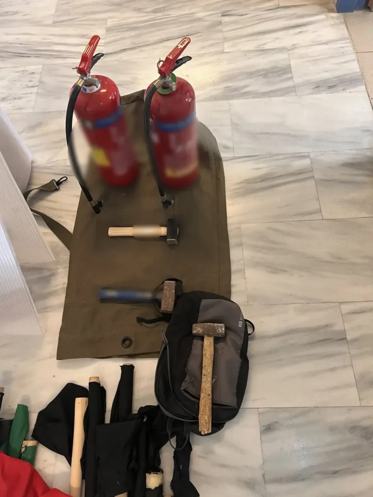 Ευαγγελισμός Ηρακλείου: Σφυριά, κράνη και αντιασφυξιογόνες μάσκες βρήκε η ΕΛΑΣ στην κατάληψη ΦΩΤΟ Ευαγγελισμός Ηρακλείου: Σφυριά, κράνη και αντιασφυξιογόνες μάσκες βρήκε η ΕΛΑΣ στην κατάληψη ΦΩΤΟ