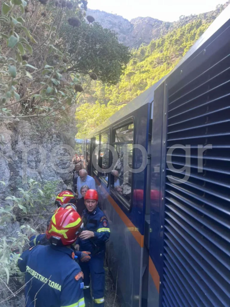 Οδοντωτός: Διπλή βλάβη στο τρενάκι, επιστρατεύθηκε και τρίτο βαγόνι για τους επιβάτες ΦΩΤΟ