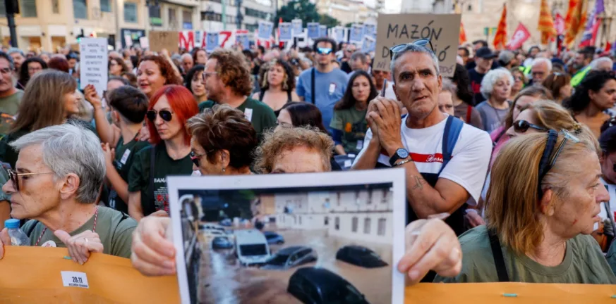 Βαλένθια: Λαϊκή οργή κατά των κυβερνώντων ότι τους άφησαν να πνιγούν... Βαλένθια: Λαϊκή οργή κατά των κυβερνώντων ότι τους άφησαν να πνιγούν...