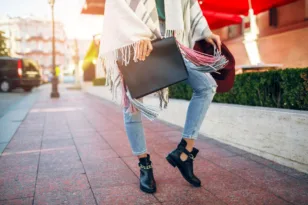Flat Boots vs. Chelsea Boots: Ποιο Στυλ είναι το Κατάλληλο για Εσάς;
