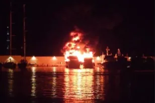 Φωτιά σε δύο σκάφη στη μαρίνα Αραχωβιτίκων