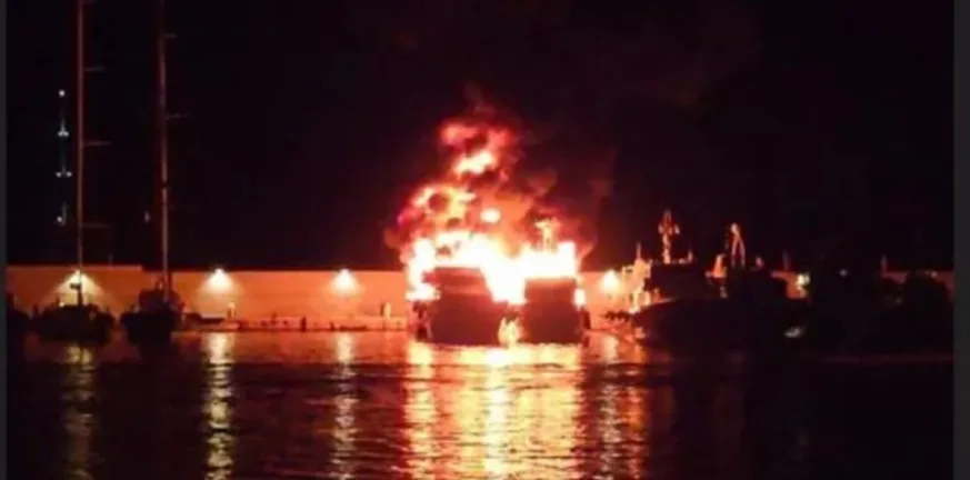 Φωτιά σε δύο σκάφη στη μαρίνα Αραχωβιτίκων Φωτιά σε δύο σκάφη στη μαρίνα Αραχωβιτίκων