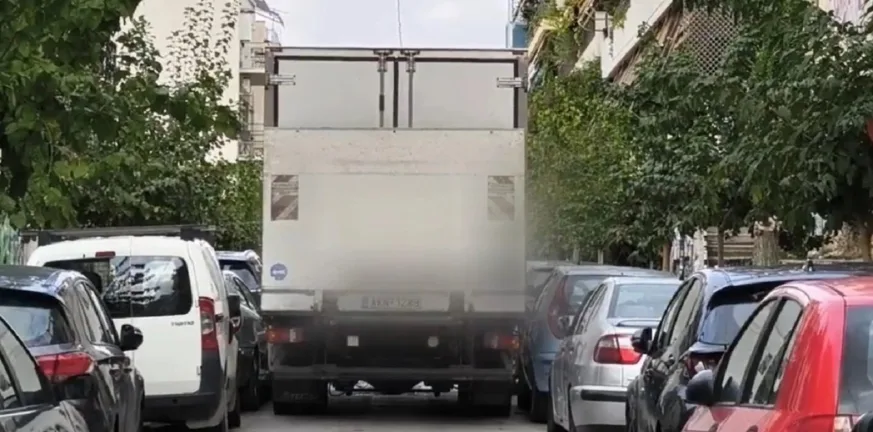 Φορτηγό «κόλλησε» στα Εξάρχεια προκαλώντας ζημιές σε εννέα αυτοκίνητα - Κομφούζιο στην Καλλιδρομίου Φορτηγό «κόλλησε» στα Εξάρχεια προκαλώντας ζημιές σε εννέα αυτοκίνητα - Κομφούζιο στην Καλλιδρομίου