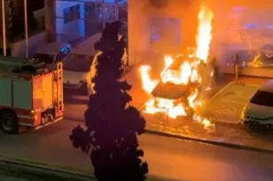 Φωτιά σε αντιπροσωπεία στη Νέα Χαλκηδόνα: Καρέ καρέ οι κινήσεις των δραστών που έριξαν μπουκάλια με βενζίνη ΒΙΝΤΕΟ