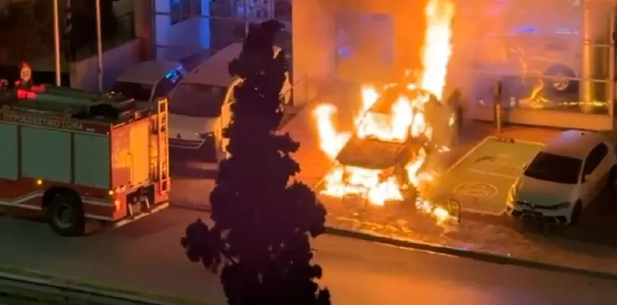 Φωτιά σε αντιπροσωπεία στη Νέα Χαλκηδόνα: Καρέ καρέ οι κινήσεις των δραστών που έριξαν μπουκάλια με βενζίνη ΒΙΝΤΕΟ Φωτιά σε αντιπροσωπεία στη Νέα Χαλκηδόνα: Καρέ καρέ οι κινήσεις των δραστών που έριξαν μπουκάλια με βενζίνη ΒΙΝΤΕΟ