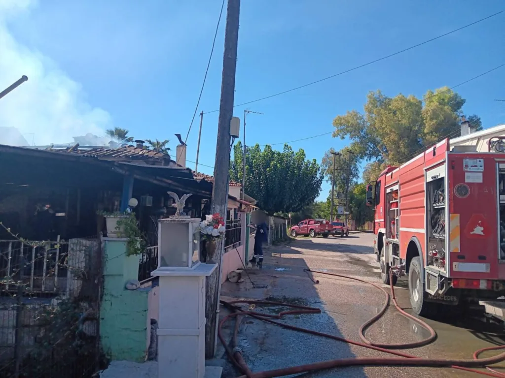 Πύρινη κόλαση στο Νεοχώρι Μεσολογγίου: Δύο σπίτια κάηκαν ολοσχερώς, μάχη με τις φλόγες δίνουν οι πυροσβέστες ΦΩΤΟ