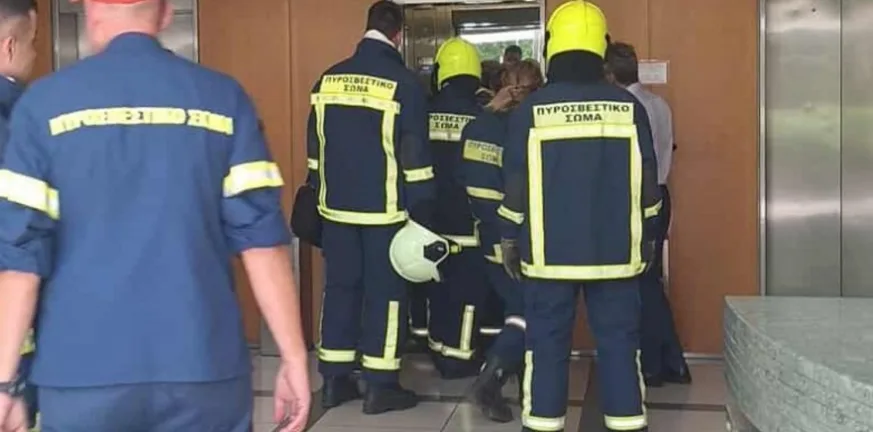 Φωτιά στο υπόγειο του Πύργου Αθηνών - Εκκενώθηκαν γραφεία ΒΙΝΤΕΟ Φωτιά στο υπόγειο του Πύργου Αθηνών - Εκκενώθηκαν γραφεία ΒΙΝΤΕΟ