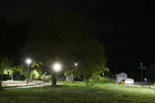 Η Πάτρα αλλάζει φως: Νέοι LED λαμπτήρες σε πλατείες με αντοχή σε βανδαλισμούς