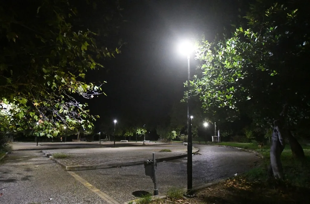Η Πάτρα αλλάζει φως: Νέοι LED λαμπτήρες σε πλατείες με αντοχή σε βανδαλισμούς