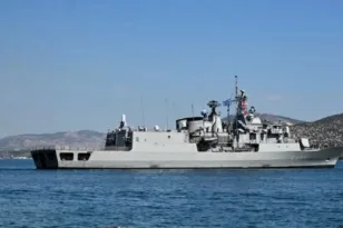 Συναγερμός στην επιχείρηση “Ασπίδες”: Φλεγόμενο τάνκερ κοντά στην Υεμένη – Η “Σπέτσαι” στη γραμμή διάσωσης