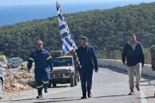 Συγκίνηση στη Γαύδο: Οι κάτοικοι παρέλασαν κρατώντας τη σημαία