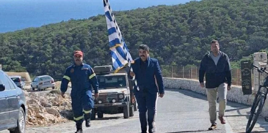 Συγκίνηση στη Γαύδο: Οι κάτοικοι παρέλασαν κρατώντας τη σημαία Συγκίνηση στη Γαύδο: Οι κάτοικοι παρέλασαν κρατώντας τη σημαία