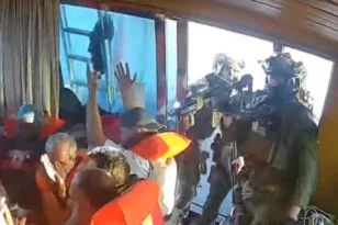 Γάζα: Το Ισραήλ αναχαίτισε τουλάχιστον 13 σκάφη του στολίσκου «Sumud», συνελήφθησαν Ελληνες ΒΙΝΤΕΟ