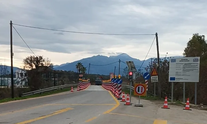 Στο «μικροσκόπιο» η γέφυρα του Πείρου: Φθορές, φανάρια και ερωτήματα για την ασφάλεια Στο «μικροσκόπιο» η γέφυρα του Πείρου: Φθορές, φανάρια και ερωτήματα για την ασφάλεια
