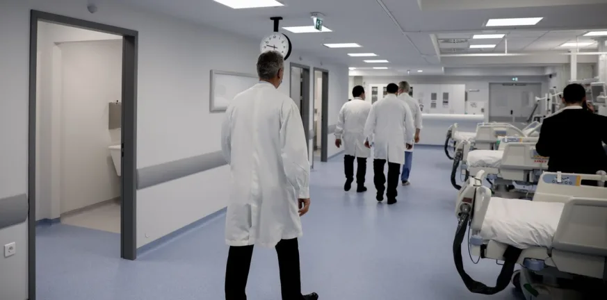 Η Ελλάδα εκπαιδεύει γιατρούς για το εξωτερικό... Πώς και γιατί 17.500 Έλληνες γιατροί έχουν φύγει από τη χώρα Η Ελλάδα εκπαιδεύει γιατρούς για το εξωτερικό... Πώς και γιατί 17.500 Έλληνες γιατροί έχουν φύγει από τη χώρα