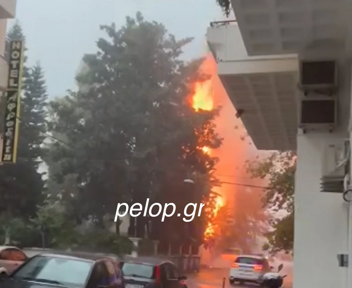 Ναύπακτος: Φωτιά στο Γρίμποβο από κεραυνό! ΒΙΝΤΕΟ