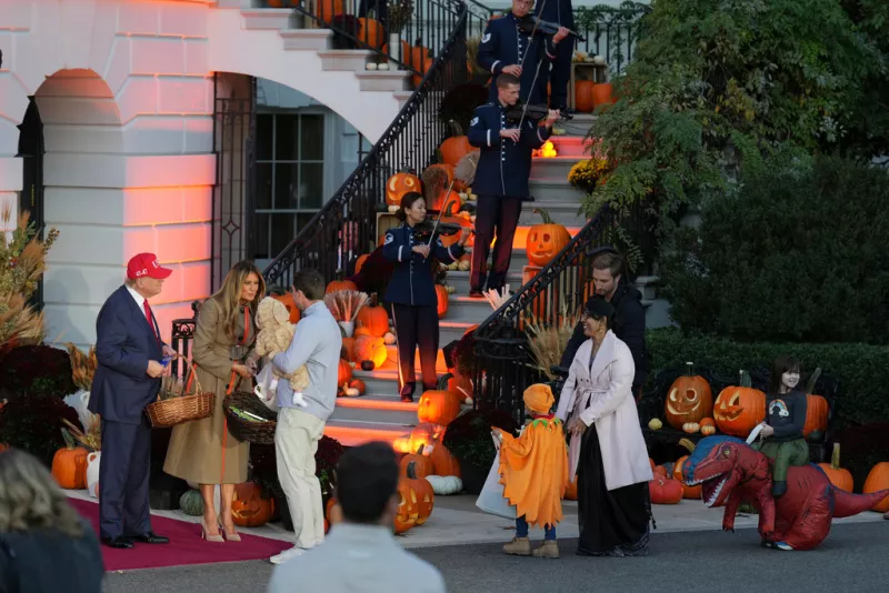 «Trick or treat» στον Λευκό Οίκο: Το ζεύγος Τραμπ σε ρυθμούς Halloween ΦΩΤΟ-ΒΙΝΤΕΟ «Trick or treat» στον Λευκό Οίκο: Το ζεύγος Τραμπ σε ρυθμούς Halloween ΦΩΤΟ-ΒΙΝΤΕΟ