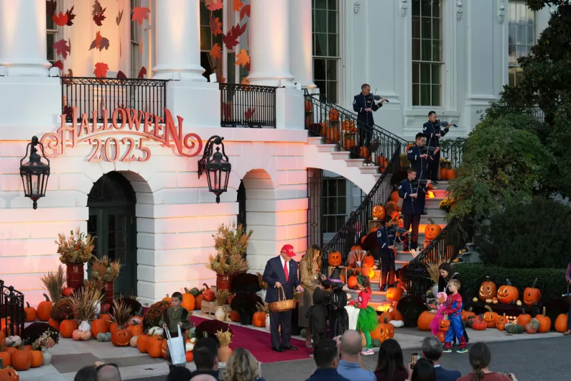 «Trick or treat» στον Λευκό Οίκο: Το ζεύγος Τραμπ σε ρυθμούς Halloween ΦΩΤΟ-ΒΙΝΤΕΟ «Trick or treat» στον Λευκό Οίκο: Το ζεύγος Τραμπ σε ρυθμούς Halloween ΦΩΤΟ-ΒΙΝΤΕΟ