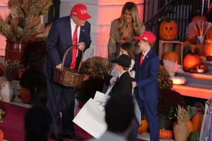 «Trick or treat» στον Λευκό Οίκο: Το ζεύγος Τραμπ σε ρυθμούς Halloween ΦΩΤΟ-ΒΙΝΤΕΟ