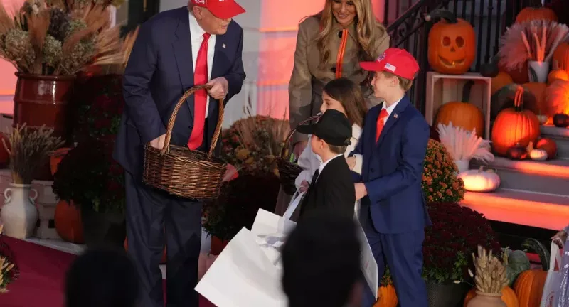 «Trick or treat» στον Λευκό Οίκο: Το ζεύγος Τραμπ σε ρυθμούς Halloween ΦΩΤΟ-ΒΙΝΤΕΟ «Trick or treat» στον Λευκό Οίκο: Το ζεύγος Τραμπ σε ρυθμούς Halloween ΦΩΤΟ-ΒΙΝΤΕΟ