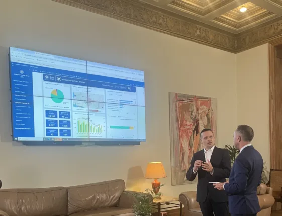 Το ήξερες ότι μπορείς να βρεις όλα τα δέντρα της Αθήνας; Ο Χάρης Δούκας μας ξεναγεί στον «πύργο ελέγχου» στο γραφείο του