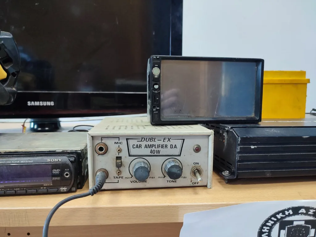 Ιδού τα κατασχεθέντα αντικείμενα της συμμορίας που είχε σαρώσει τον Πύργο - Ανήκει κάποιο σε εσάς; Ιδού τα κατασχεθέντα αντικείμενα της συμμορίας που είχε σαρώσει τον Πύργο - Ανήκει κάποιο σε εσάς;