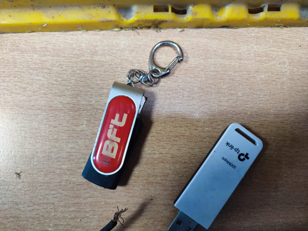 Ιδού τα κατασχεθέντα αντικείμενα της συμμορίας που είχε σαρώσει τον Πύργο - Ανήκει κάποιο σε εσάς; Ιδού τα κατασχεθέντα αντικείμενα της συμμορίας που είχε σαρώσει τον Πύργο - Ανήκει κάποιο σε εσάς;