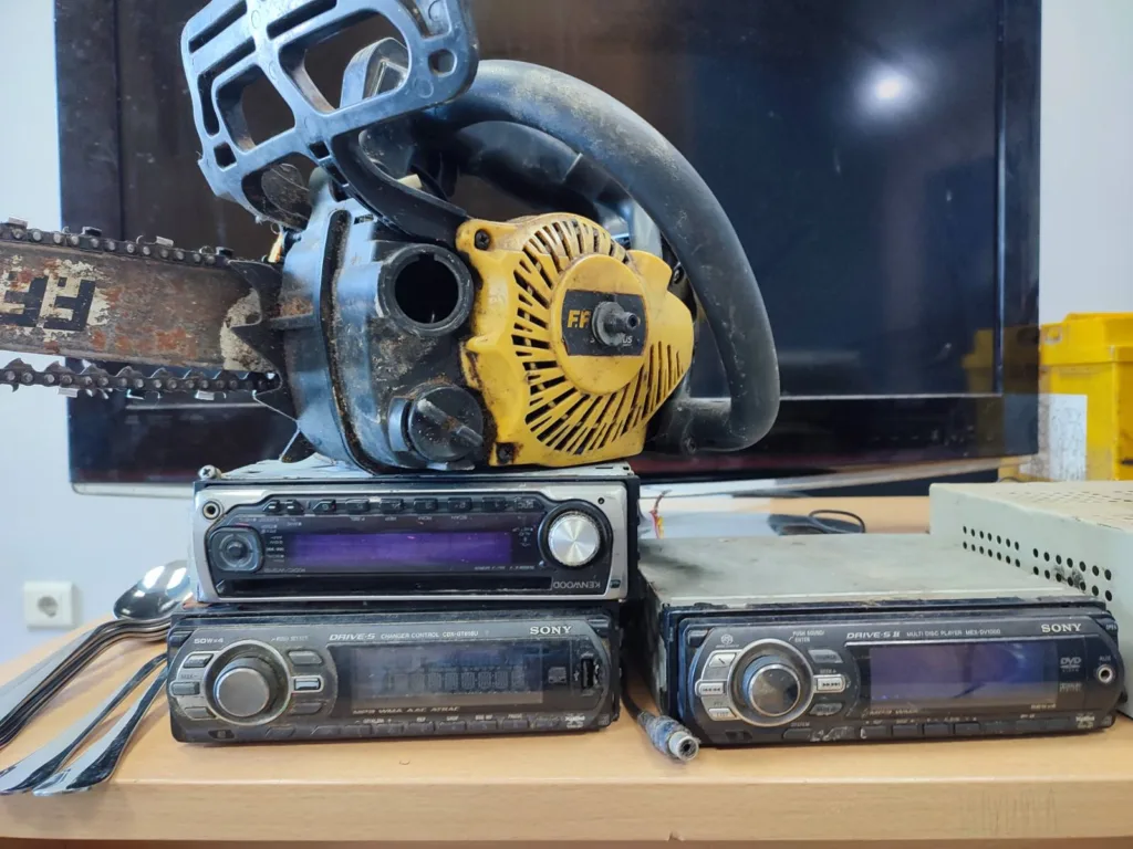 Ιδού τα κατασχεθέντα αντικείμενα της συμμορίας που είχε σαρώσει τον Πύργο - Ανήκει κάποιο σε εσάς; Ιδού τα κατασχεθέντα αντικείμενα της συμμορίας που είχε σαρώσει τον Πύργο - Ανήκει κάποιο σε εσάς;