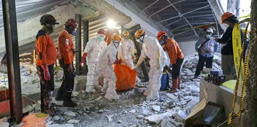 Ινδονησία: Τουλάχιστον 45 οι νεκροί από την κατάρρευση του οικοτροφείου