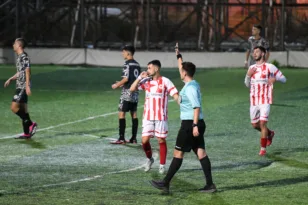 Μάθημα διαιτησίας κατά τη διάρκεια του αγώνα!