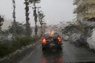 Καιρός: Διπρόσωπος και αύριο (24/10/2025), βροχές, ακραία φαινόμενα, αλλά και 27 βαθμοί!