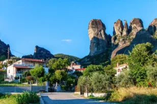 Καλαμπάκα: Στη σκιά των βράχων